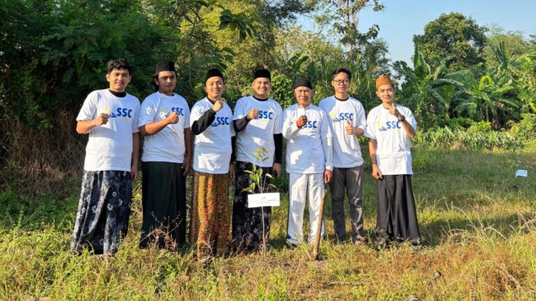 Penanaman pohon di momentum Muktamar NU ke-35, Jombang, Jawa Timur 01